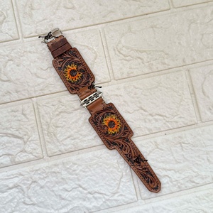 Designer de luxe haut de gamme main Boho Western Floral Design usiné à la main en cuir Bracelet de montre en cuir de remplacement souple - Product Image 1