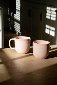 Mug à café en céramique au toucher doux avec glaçure rose blush, contour lisse, poignée ergonomique, conception de rétention de chaleur pour un usage quotidien - Product Image 2