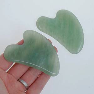 Outil de massage facial en résine en forme de cœur, vert, fait main, style amour, pour cadeau de mariage - Product Image 1