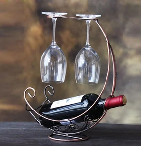 Estante decorativo en forma de barco con adornos caligráficos. Curvas elegantes para sostener una botella y dos vasos. Disponible a precios de mayorista. - Product Image 1