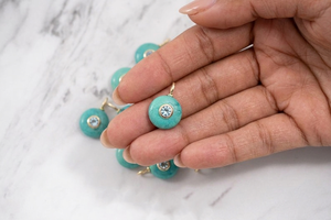 Colgante de howlita verde con incrustaciones de circonita azul, pequeño y redondo, chapado en oro vermeil de 18k, para fabricación de collares, incrustaciones hechas a mano. - Product Image 3