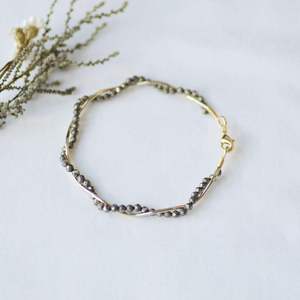 กำไลข้อมือไพไรต์ ลวดลายหยัก ประดับพลอยเหลี่ยมเพชรพลอย สำหรับสาวๆ ผู้หญิง ของขวัญสำหรับเธอ เงินแท้ 925 ชุบทอง 14k - Product Image 3