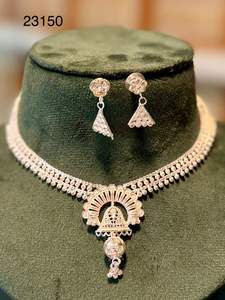 ชุดสร้อยคอและต่างหูรูปดอกไม้ชุบทอง 24K จาก MOLL JEWELLERS ผลิตจากโลหะผสมสังกะสี ประดับด้วยเพทาย เหมาะสำหรับงานแต่งงานของผู้หญิง พร้อมใบรับรองจากผู้เชี่ยวชาญ - Product Image 5