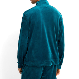 Conjunto deportivo de terciopelo para hombre de dos piezas con chaqueta con cremallera completa y pantalones jogger de corte ajustado. Elegante conjunto deportivo de terciopelo para hombre. - Product Image 2