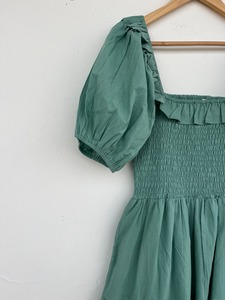 Robe longue d'été en coton vert sauge pour femme, avec corsage smocké, col carré à volants et manches bouffantes à volants superposés - Product Image 3