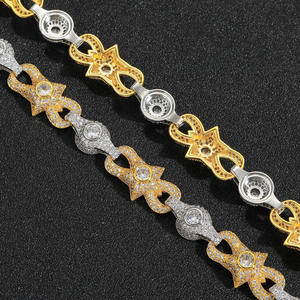 Collier chaîne hip-hop pour femme, serti de diamants, avec pierres étincelantes élégantes, idéal pour les défilés de mode et les tenues quotidiennes, en vente - Product Image 4