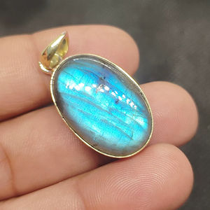 Pendentif en labradorite bleue, en laiton, fait main, collier tendance avec pierre précieuse, cadeau - Product Image 1