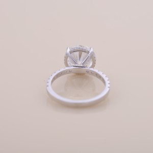 Anillo de Compromiso y Boda con Halo Oculto de Diamante Cultivado en Laboratorio, Corte Brillante Redondo, Certificado por IGI, con Banda Pavé en Plata de Ley 925 - Product Image 4