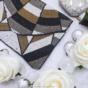 Bolso de Mano Tipo Clutch con Cuentas Geométricas, Bolso de Noche Hecho a Mano, Diseño de Lujo en Negro, Blanco y Dorado, Personalizado para Bodas y Fiestas - Product Image 3