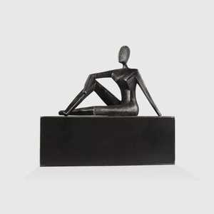 Jaffs Exports L 22xW 8xH 21cm Escultura Figurativa Moderna de Aluminio Negro Ecológica Decoración Artística de Mesa para Sala de Estar - Product Image 1