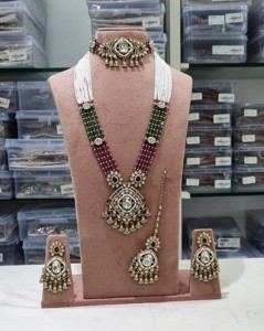 Parure de bijoux de mariée traditionnelle Kundan avec collier long, boucles d'oreilles, mang tika, perles de rocaille multirangs et perles perlées - Vente en gros - Product Image 6
