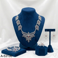 MOLL JEWELLERS Collier et Bracelet Charme Anniversaire pour Femme en Alliage de Zinc Plaqué Or 24K avec Zircon Créé en Laboratoire Taille Coussin Traditionnelle
