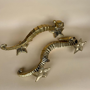 Un Par de Tiradores de Puerta de Latón Macizo con Diseño de Caballito de Mar, Acabado en Latón Antiguo y Color Oro Antiguo, Diseño Superior - Product Image 3
