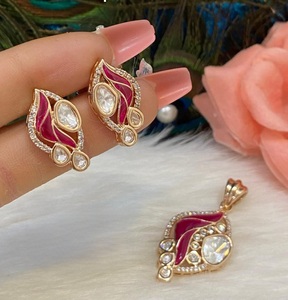 Impresionante conjunto de collares colgantes de diseño chapados en oro con acabado blanco y pendientes de circonita para bodas y fiestas. - Product Image 2