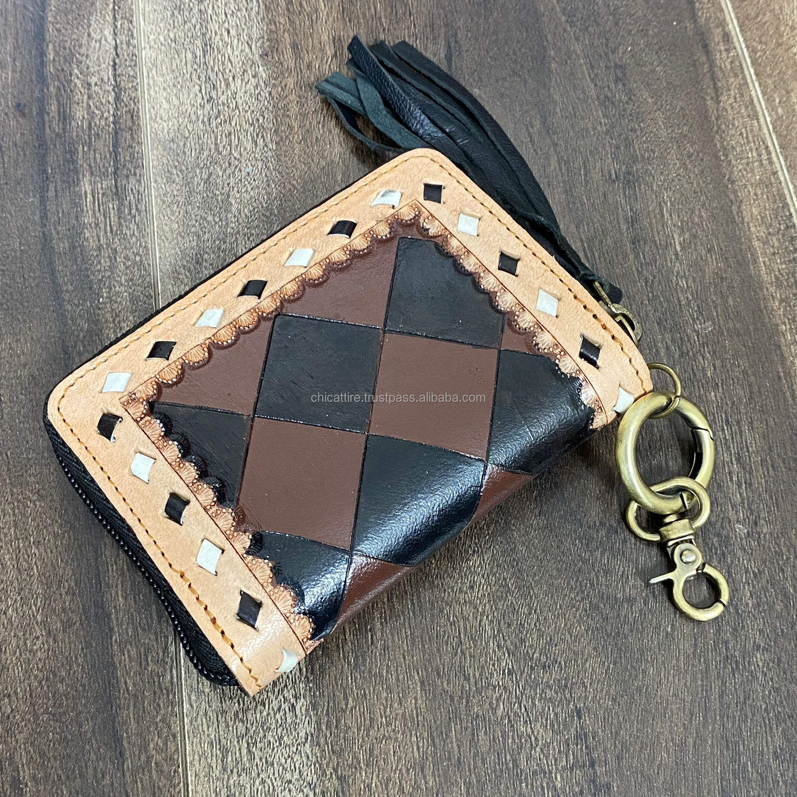 ลายตารางหมากรุกสีน้ำตาลและดำ