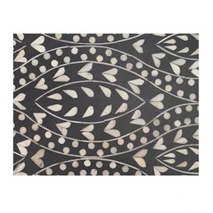 Ensemble de 2 plateaux artisanaux à incrustations florales, design élégant en marbre noir et blanc, parfaits pour servir ou présenter des objets - Product Image 3