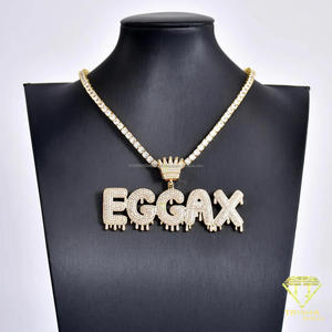 Collar con Letra KAMOY Personalizado con Diamantes de Moissanita, Detalles de Corona con Piedras Brillantes y Estilo de Letra con Efecto de Goteo - Product Image 4