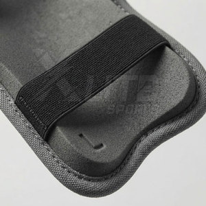 Protège-tibias de football en EVA pour adultes, fabriqués au Pakistan, avec protection professionnelle, forme profilée pour un ajustement parfait et des mouvements fluides lors des matchs. - Product Image 6