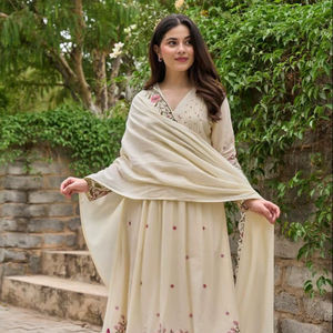 Ensemble Kurti élégant en viscose pure et soie Chanderi brodée avec dupatta lourd – Collection pour occasions festives et soirées - Product Image 1