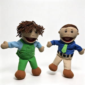 Marioneta de peluche suave personalizada para niñas con vestido verde y pelo castaño, para mayores de 3 años - Product Image 3