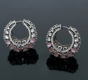 Boucles d'oreilles créoles en argent plaqué émeraude pour femme, avec halo de diamants ronds et sertissage griffe classique - Product Image 3