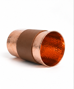 Verre à boire artisanal en cuivre pur avec étui en cuir, finition martelée, gobelet réutilisable pour la maison et le bureau - Product Image 3