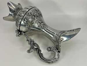 Pichet en argent de style vintage orné avec motif floral gravé et poignée courbée – Vaisselle élégante pour la décoration et l'exposition à la maison - Product Image 3