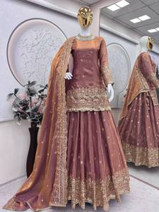 Ensemble Choli Salwar Kameez en Soie Bicolore pour Femme, avec Lehenga et Dupatta, Ornements de Paillettes et Miroirs, Style Traditionnel pour Diwali et Remise de Diplôme - Product Image 5