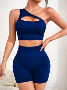 Conjunto Deportivo de Dos Piezas sin Costuras, Top Corto Asimétrico con una Sola Tira y Shorts Deportivos con Efecto Levanta Glúteos - Product Image 2
