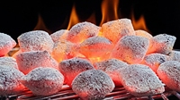 Charbon de bois en briquettes en forme de coussin, fabriqué à la machine à partir de coques de noix de coco naturelles, à haute valeur calorifique, pour barbecue, grillades et restaurants (vente en gros)