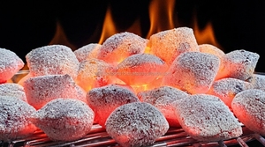 Charbon de bois en briquettes en forme de coussin, fabriqué à la machine à partir de coques de noix de coco naturelles, à haute valeur calorifique, pour barbecue, grillades et restaurants (vente en gros) - Product Image 3