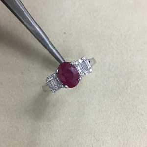 Anillo de Compromiso y Boda para Mujer con Diamante Blanco Natural de Corte Baguette Redondo de 0.30 Ct y Rubí Ovalado, Plata de Ley 925, Venta al Por Mayor - Product Image 1