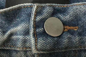 Pantalones Cortos de Mezclilla con Bajo Deshilachado y Teñido Personalizado para Hombre, Diseño Desgastado con Hojas de Arce, Hechos en Pakistán, Estilo Fitness/Casual con Malla - Product Image 2