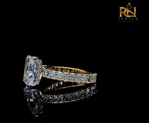 Anillo de compromiso de diamante radiante alargado de 2 CT cultivado en laboratorio, banda de oro macizo con piedras laterales y detalles ocultos. - Product Image 3