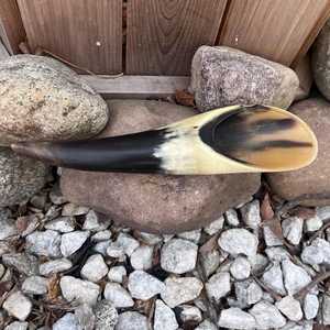 Corne à boire viking vintage en corne de buffle naturelle sculptée à la main, écologique, polie, à thème animalier, gravée à la main, objet de collection - Product Image 3