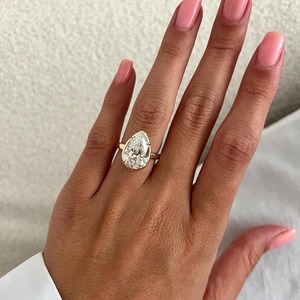 Bague de fiançailles et de mariage solitaire à profil bas en or jaune 14k/18k, sertie de diamants de laboratoire taille poire, design tendance - Product Image 3