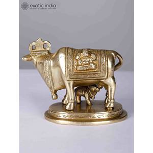Pequeña escultura de latón de vaca Kamdhenu de diosa hecha a mano de 4 pulgadas con becerro para decoración del hogar y regalos hechos en la India - Product Image 4
