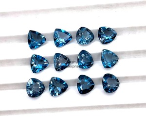 พลอยโทแพซสีน้ำเงินลอนดอนธรรมชาติทรงทริลเลียนขนาด 8 มม. พลอยโทแพซสีน้ำเงินเจียระไนแบบเหลี่ยม ขายส่งจำนวนมากสำหรับอุปกรณ์ทำเครื่องประดับ - Product Image 6