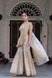 Sari jaune en coton avec dentelle de coquillages sur la blouse, style Sharara, et dupatta avec travail Mulmul Gotapatti. - Product Image 2