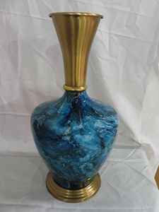 Vase en laiton artisanal élégant, finition or martelé, décoration de table moderne à prix avantageux - Product Image 2