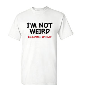 T-shirt en coton noir personnalisé, écologique, imprimé, décontracté, unisexe, à manches courtes, avec motif graphique 'Je ne suis pas bizarre' en édition limitée - Product Image 4