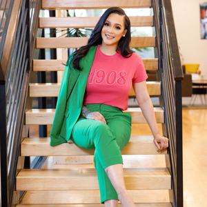 T-shirt en chenille rose 1908 avec lettres grecques brodées, en coton premium, vêtement décontracté pour sororité - Product Image 1