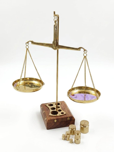 Balance artisanale vintage en laiton avec base en bois, machine à peser d'apothicaire antique, pièce décorative Tarazu - Product Image 2