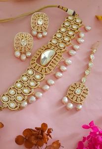 Encantador conjunto de gargantilla Kundan con piedras de moissanita de alta calidad, pendientes y tikka para mujer, ideal para bodas. - Product Image 2