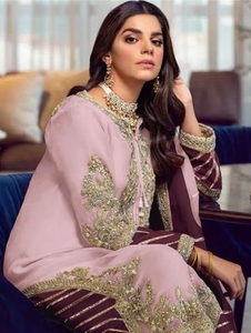 Kurta semisellada de georgette rosa KV con adornos, con pantalón y dupatta (Conjunto de 3 piezas) - Product Image 1