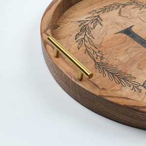 Nouveauté : Plateau rond en bois personnalisé fait main : Plateau de table basse ottoman gravé sur mesure - Product Image 3