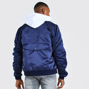 แจ็คเก็ตวาร์ซิตี้สไตล์เรโทรคลาสสิก ผลิตจากผ้าซาติน MOQ ต่ำ ผู้ผลิตเสื้อผ้าสตรีทแวร์แบบตัดเย็บ รับปักโลโก้ตามสั่ง แจ็คเก็ตบอมเบอร์ - Product Image 3