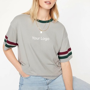 Camiseta Gris de Cuello Redondo para Mujer con Mangas a Rayas Rojas y Verdes, Corte Holgado, Estilo Casual, Logotipo con Transferencia Térmica, Primavera Verano - Product Image 1