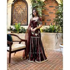 Conjunto Dupatta superior inferior de ropa de fiesta para mujer de diseñador con trabajo de bordado pesado - Product Image 1