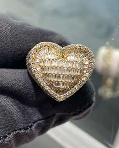 Anillo llamativo de plata 925 con moissanita de 7 quilates y acabado dorado, diseño de corazón baguette helado, joyería de lujo estilo hip hop, moda unisex atrevida - Product Image 1